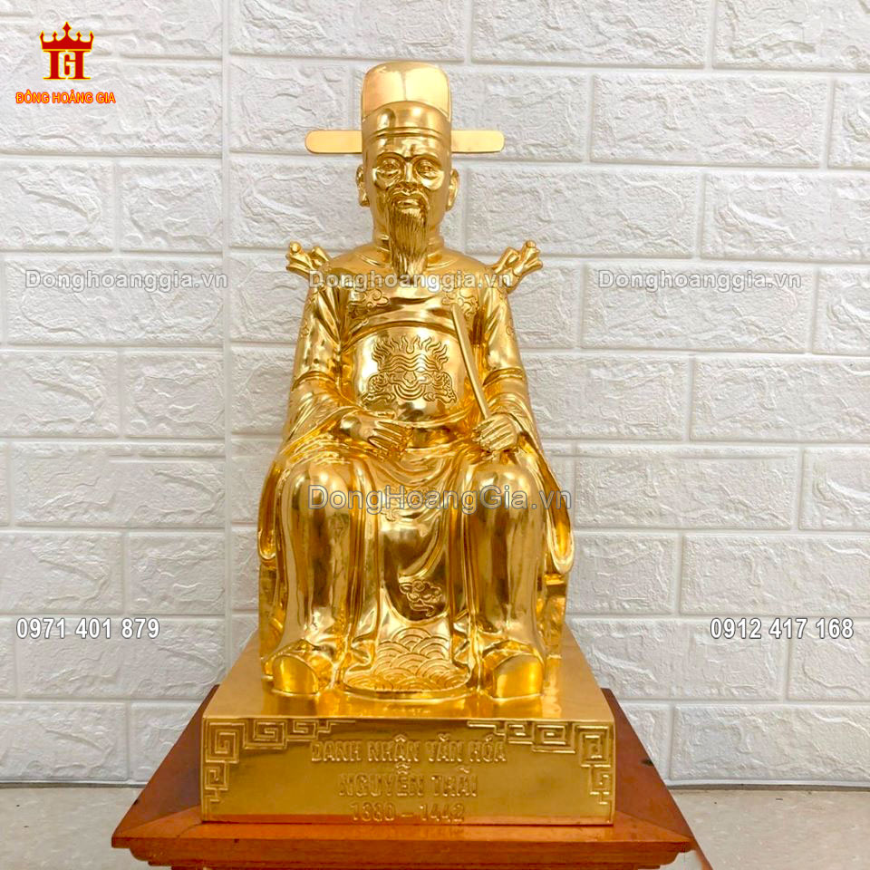 Bề mặt tượng nguyễn Trãi được mạ vàng 24K mang đến sự sang trọng và đẳng cấp